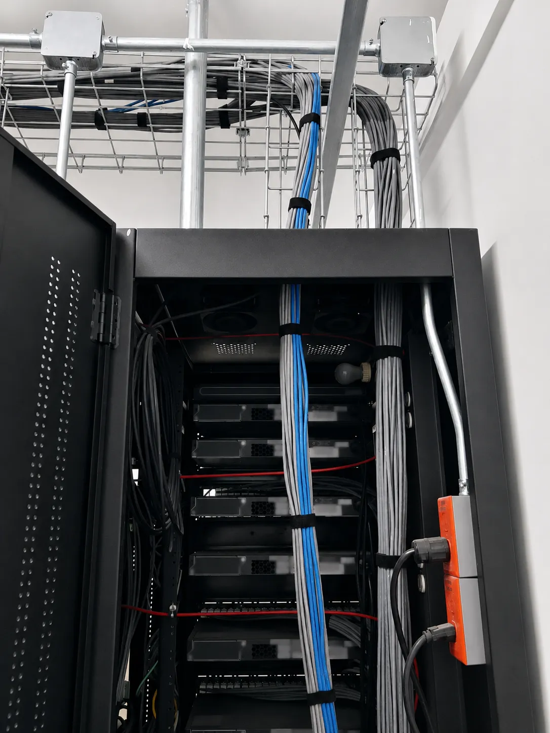 Backbone de fibra óptica y charola de cableado certificado